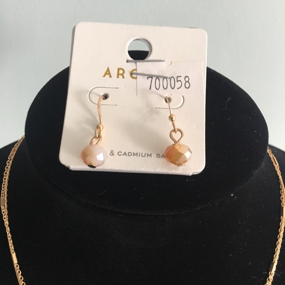 Gold tone tassel necklace w/ matching earrings. - Picture 6 of 6